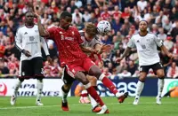 Soccer-Arsenal stay perfect, Liverpool and Chelsea both held to draws