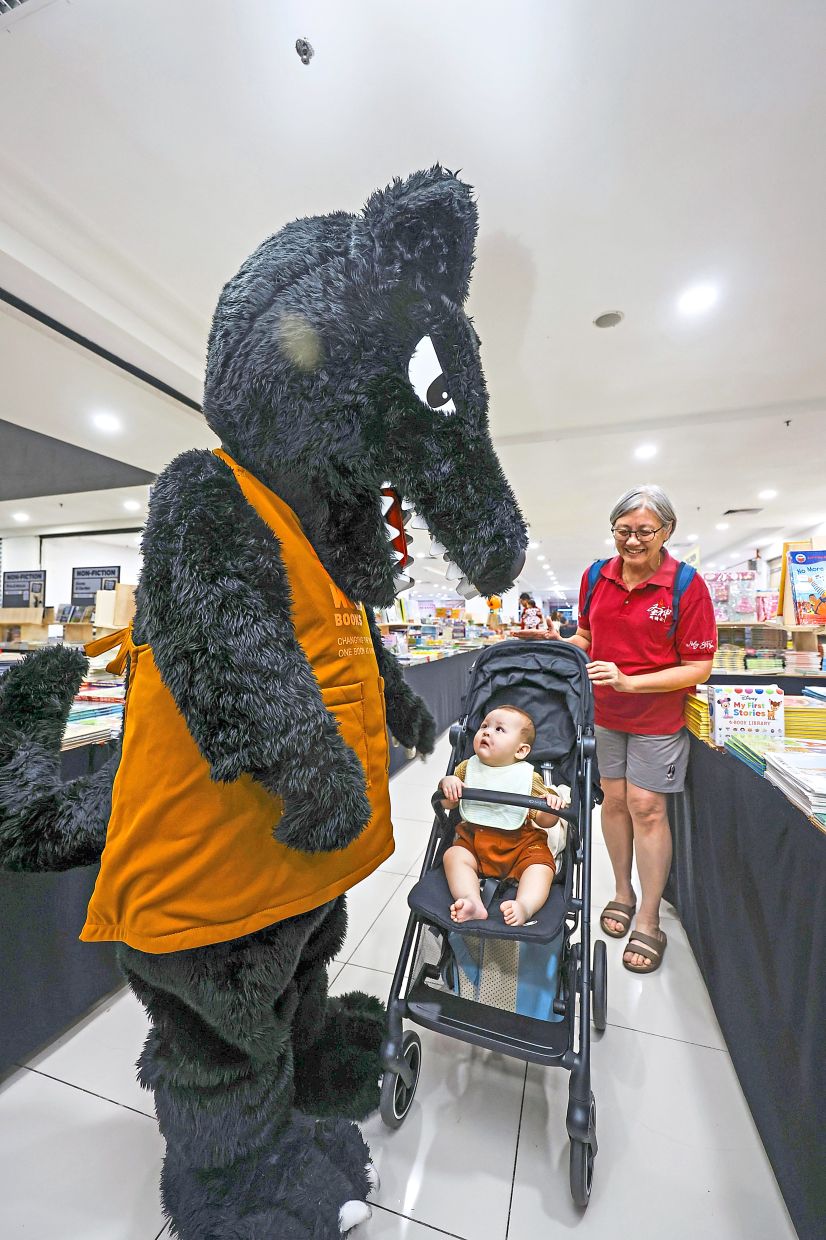 BBW’s wolf mascot interacting with visitors at the book sale event.
