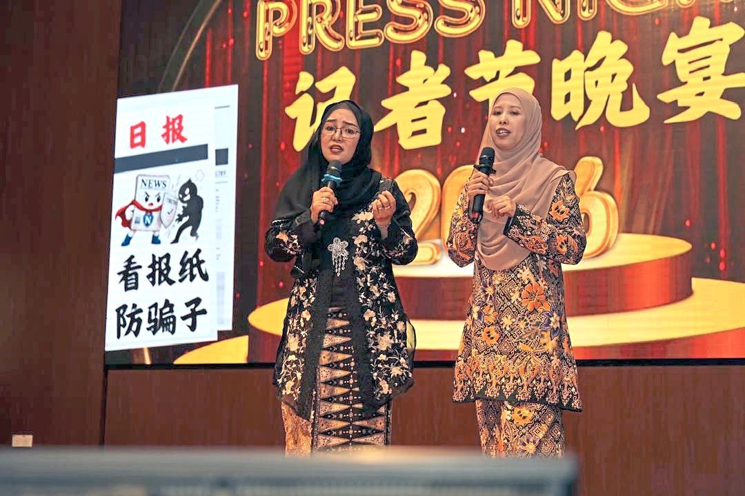 Journalists singing during the karaoke contest.