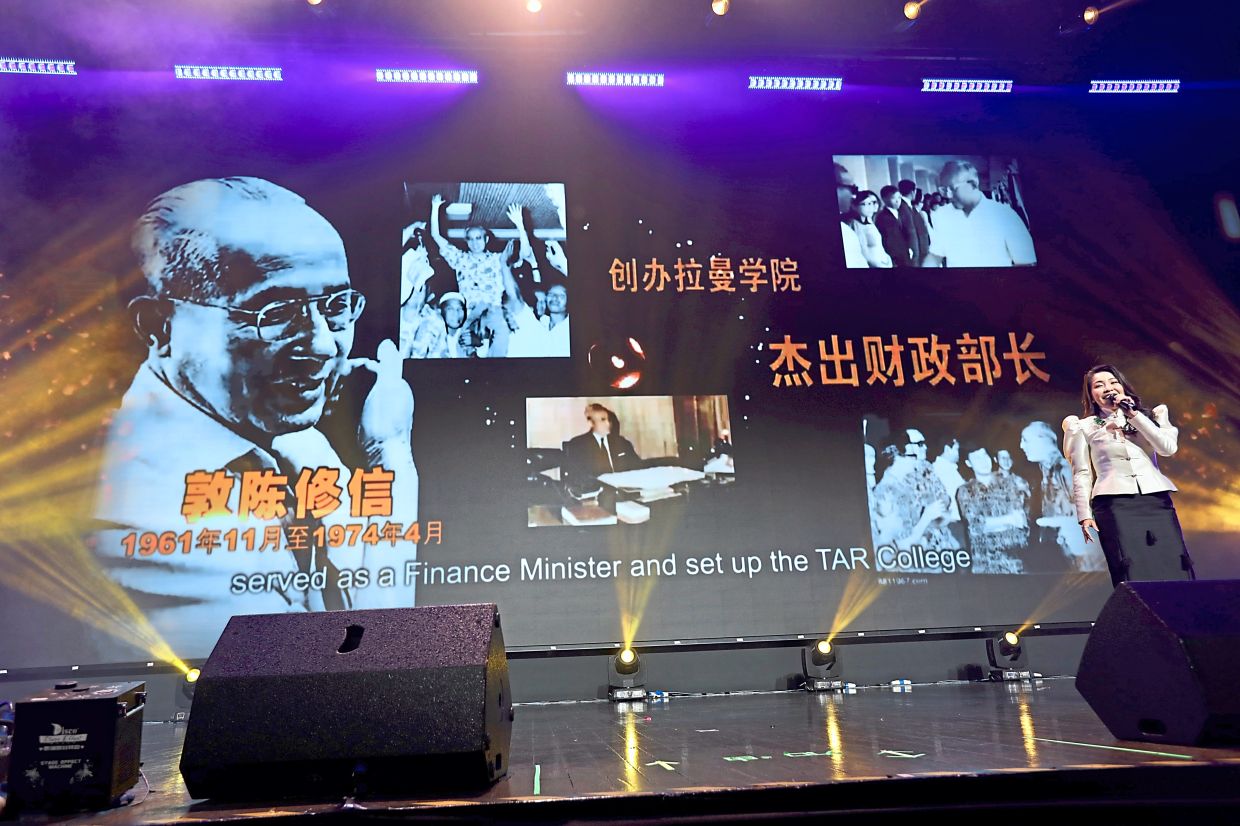 Ong singing Sheila Majid’s ‘Legenda’ against a backdrop featuring Tun Tan Siew Sin.