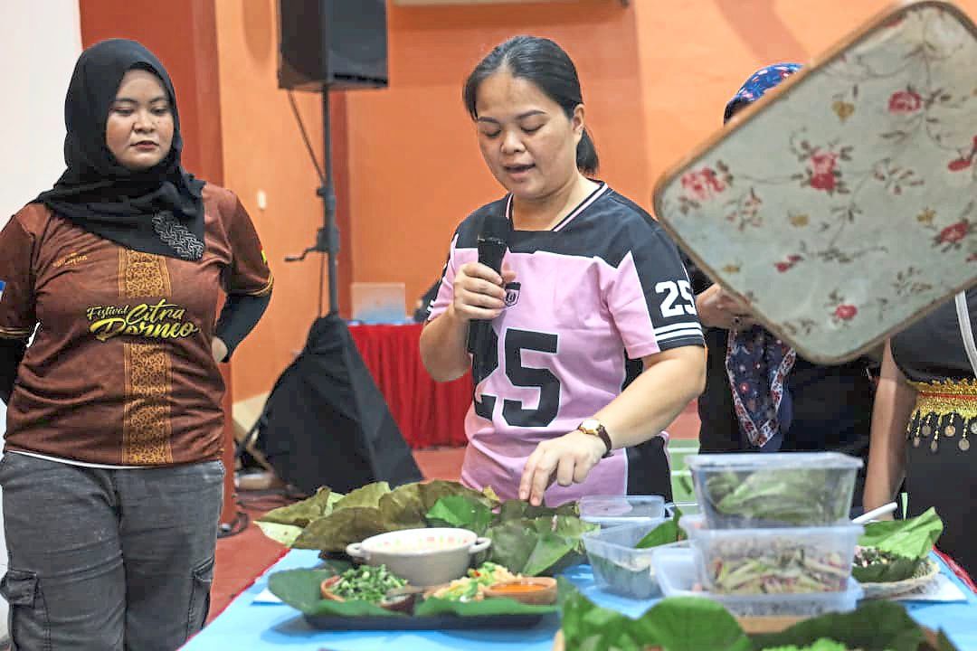 Duintin (in pink) sells Sabahan food in the Klang Valley. — MEARI HELMEE DUINTIN