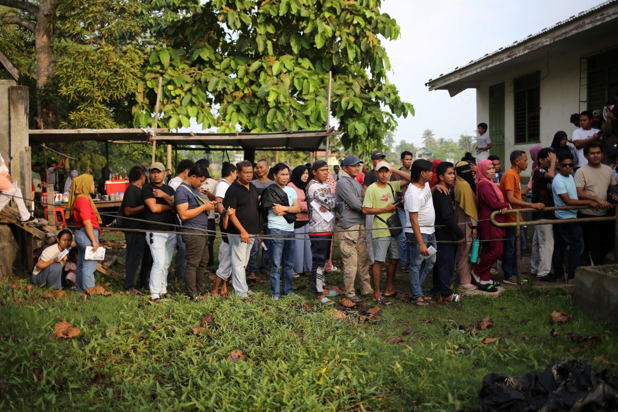 People queue to vote in the first parliamentary elections of the Bangsamoro Autonomous Region in Muslim Mindanao (BARMM) in Cotabato City, Philippines, Sept 14, 2026. - Photo: Reuters