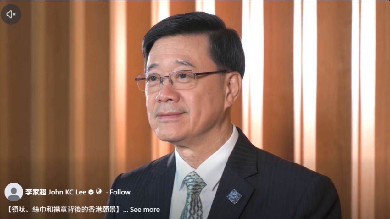 香港特首李显龙在施政演说前夕亮相象征性服装