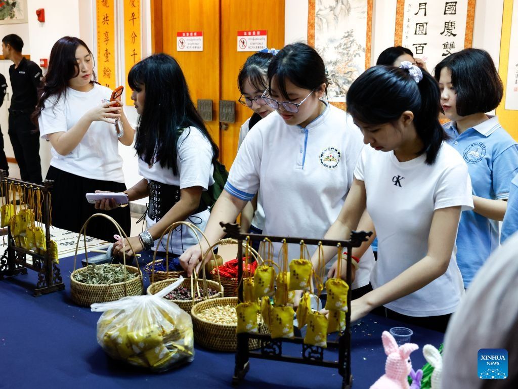 缅甸在庆祝中秋节的仪式上融入了中国传统习俗