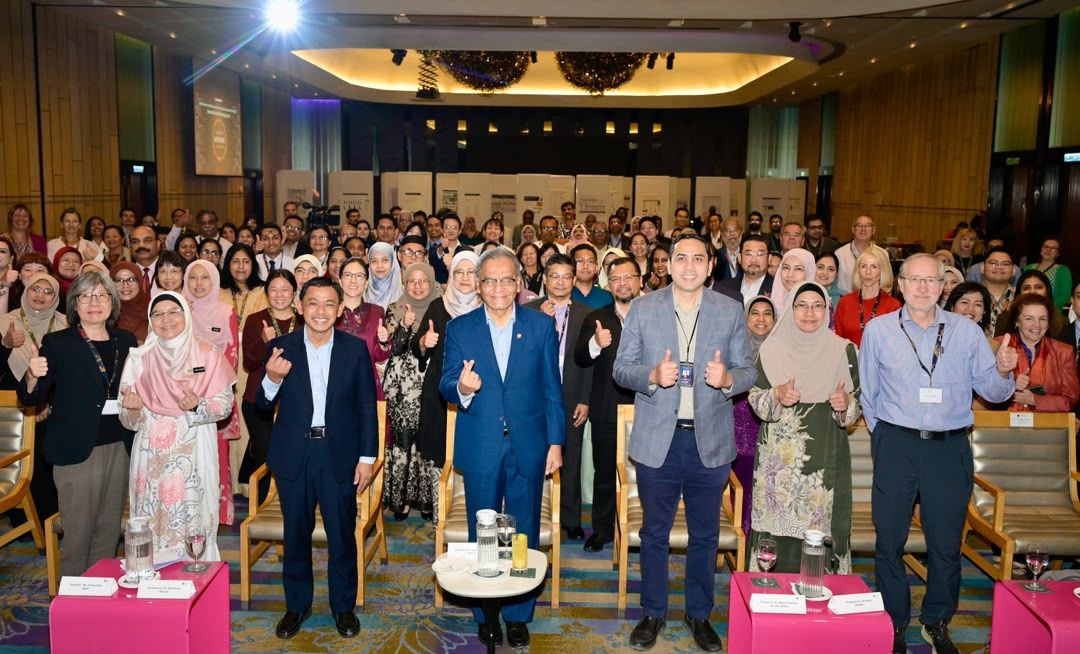Datuk Seri Dr. Dzulkefly Ahmad, Minister of Health posing for a photo with delegates at the RESPIRE Annual Scientific Meeting 2026, Kuala Lumpur, Monday, September 14. — RAJA FAISAL HISHAN/The Star