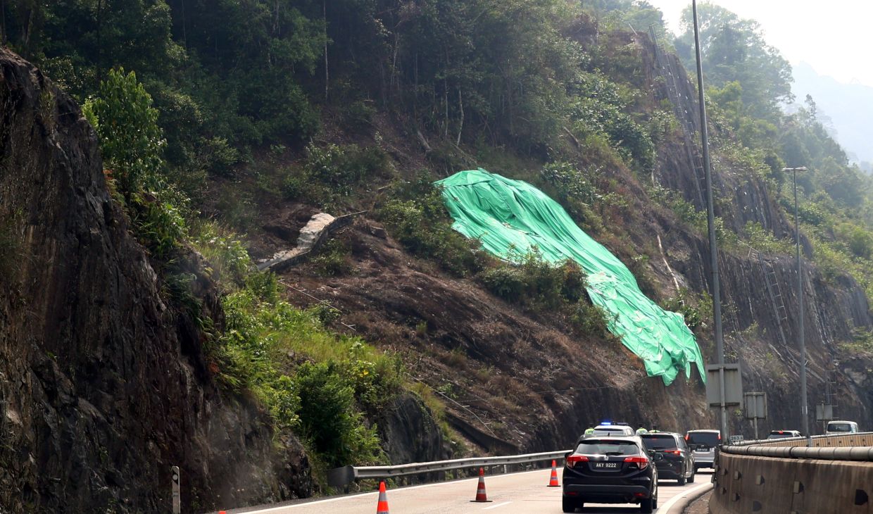 The slope are fully gazetted by the PLUS for further inspection dur to the soil erosion at the north south expressway.