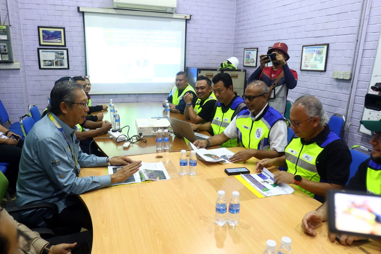 State Infrastructure,Energy,Water and Public Transport Commitee chairman Datuk Seri Mohammad Nizar Jamaluddin.(left) having a meeting with the PLUS Malaysia Berhad staffs.