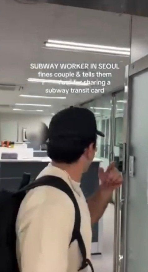 Alessandro Canale protests to a Seoul Metro station worker in a video shared by Victoria Prince on social media. - Photo: Online communities