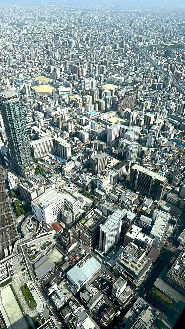 The writer was at Abenobashi in Osaka, Japan at the end of July, where he experienced the most intense heatwave; the temperatures hit the highest at 41°C. — LEESAN