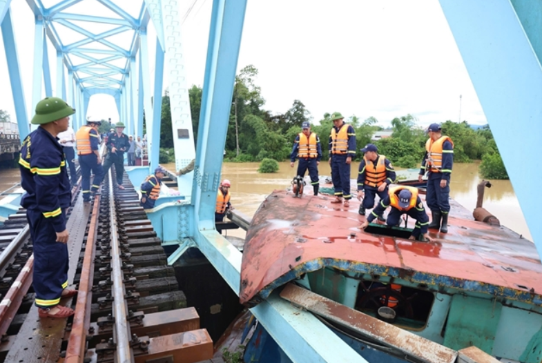 A barge swept away by strong currents lodges against the My Thuy Railway Bridge. — VNA/VNS