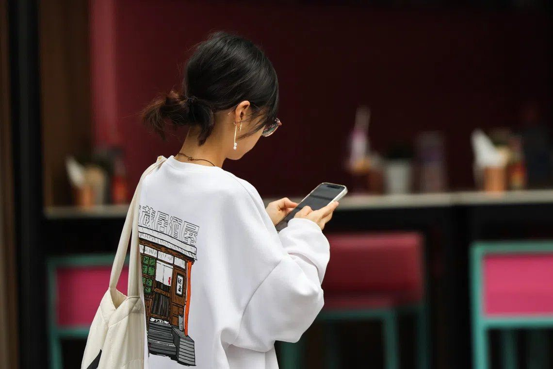 报告称，沉迷社交媒体、浏览负面信息和网络欺凌是青少年最常见的社交媒体危害。