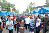 KL night market lots for RM1 a day