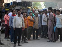 Migrant workers flock to Indian Kashmir despite militant threats