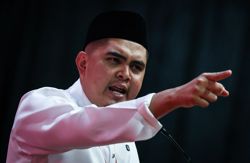 Akmal calls for apology over joke about priests at Umno assembly