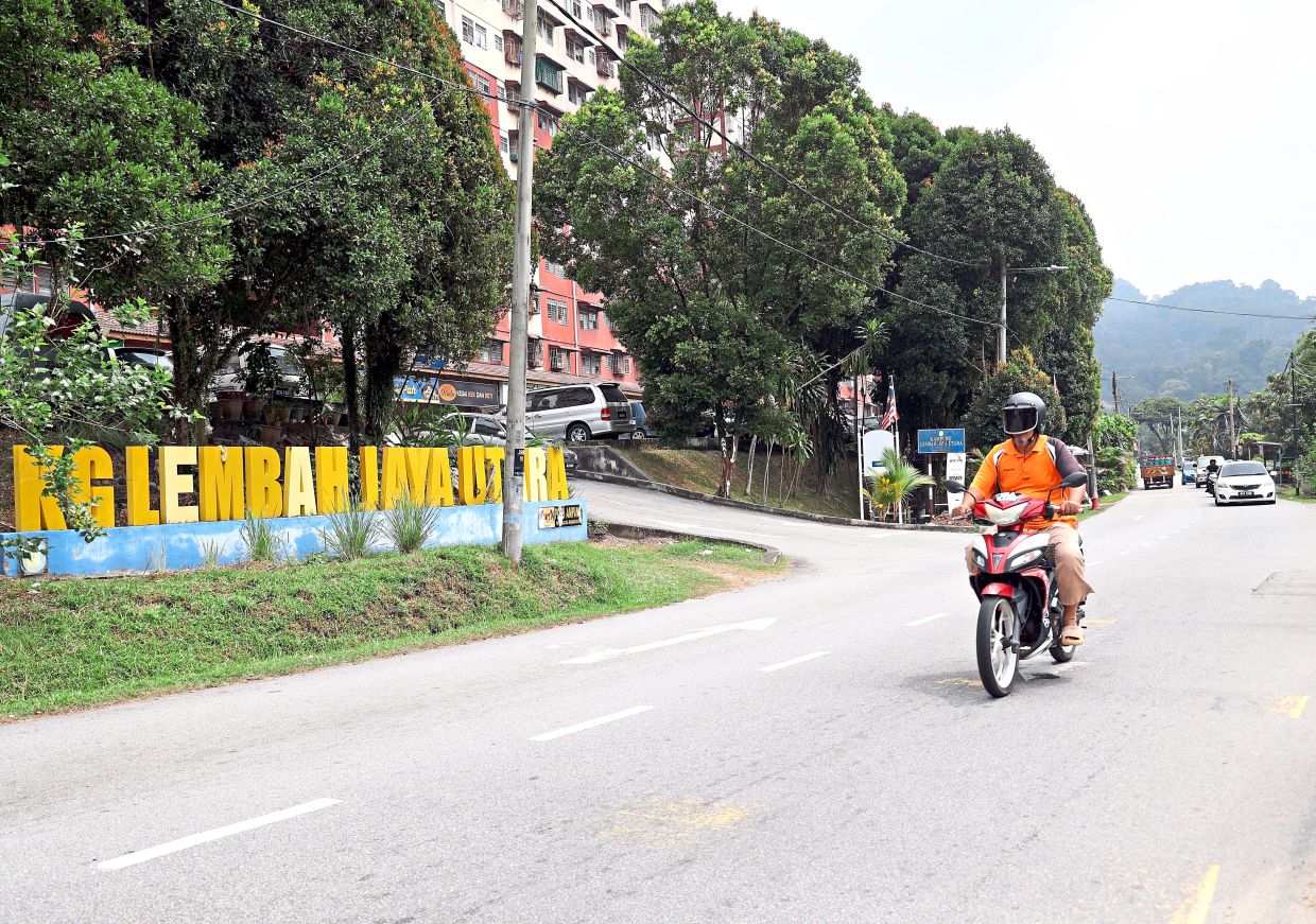 Taman Rimba Ampang is located at the end of Jalan Bukit Belacan, near residential homes in Lembah Jaya, Selangor.
