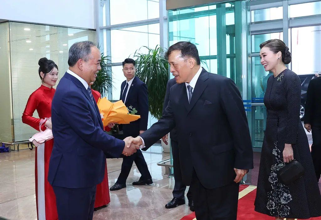 泰国国王和王后抵达河内，开始对越南进行国事访问。