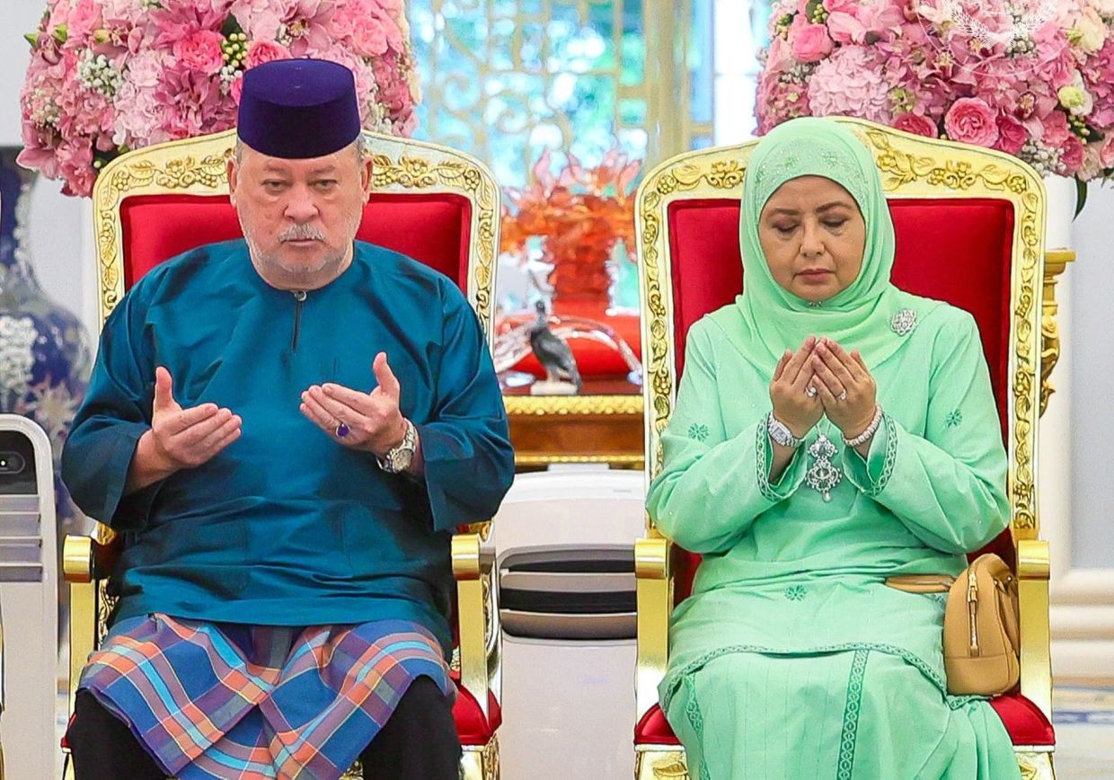 Wear face masks, reduce outdoor activity during haze, urge King and Queen