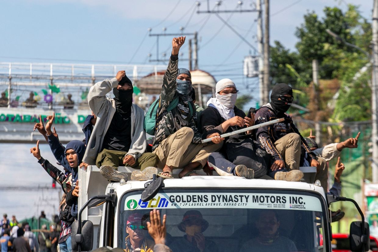 Supporters of a political group cheer after destroying a vehicle believed to contain firearms during the first parliamentary elections of the Bangsamoro Autonomous Region in Muslim Mindanao (BARMM), outside Sero Central Elementary School, Cotabato City, Philippines, Sept 14, 2026. - Photo: Reuters
