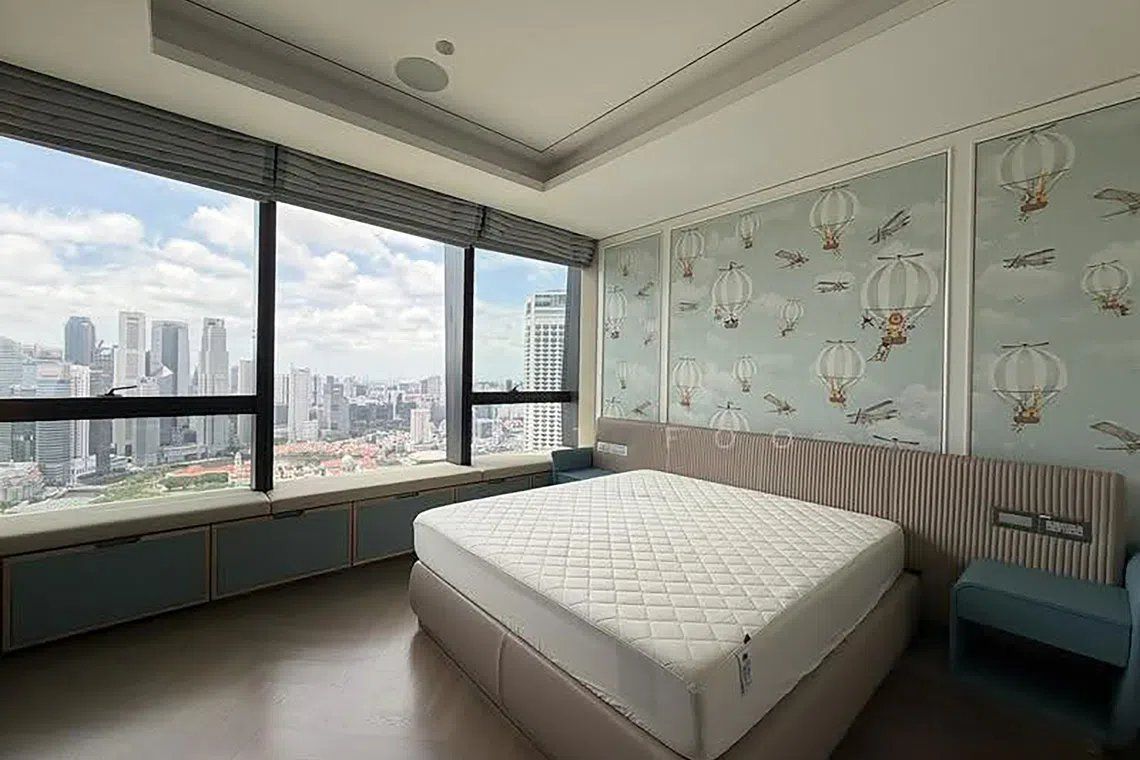 One bedroom, presumably a child’s room, features a whimsical vintage aviation-themed wallpaper mural with retro hot-air balloons. - Photo: ETC
