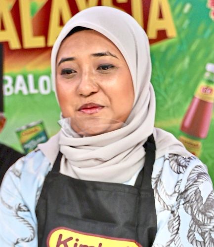 Wan Aimi Fatimah serves her fried ‘mamak’ noodles in a tortilla wrap.