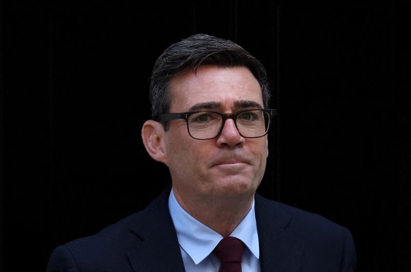 英国首相伯纳姆将欢迎加拿大人卡尼观看埃弗顿足球比赛