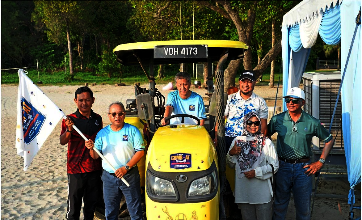 Saiful Bahri (second from left) and Shaharuddin (third from left) together with other VIPs at the launch of COMB-AT beach cleanup.