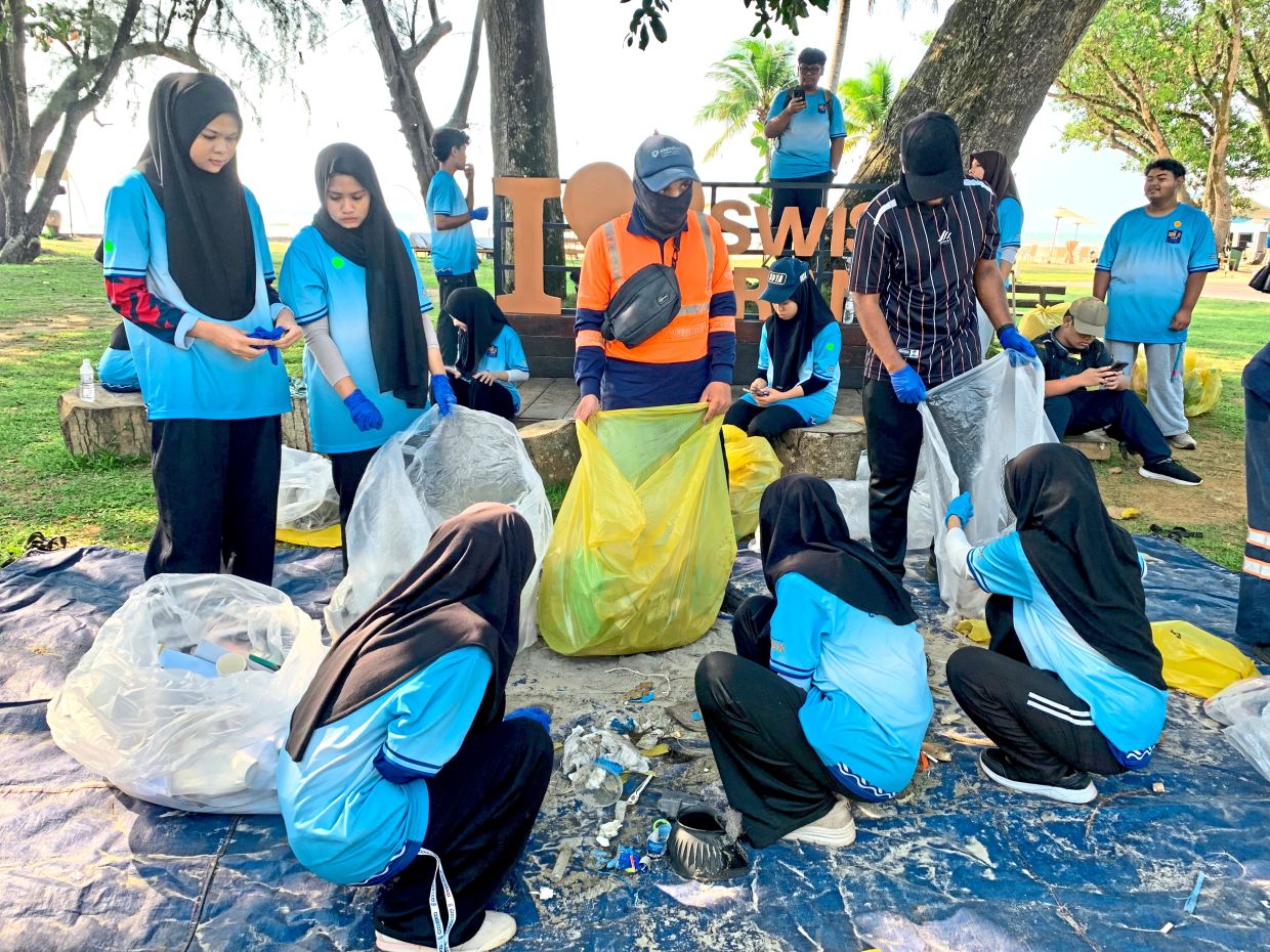 Volunteers separating the waste collected to be weighed at the OSK Group’s COMB-AT inaugural beah cleanup.