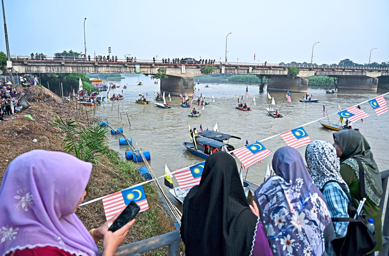 Celebration to remember: Malaysians nationwide enjoyed a wide array of Malaysia Day-themed activities, including a water parade featuring 100 boats along the Perak River in Pasir Salak (and (below) traditional dances at Dewan Millennium in Kepala Batas, Penang. — Bernama/ZHAFARAN NASIB/The Star