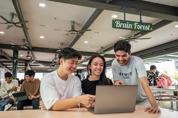 Sunway College’s AUSMAT programme balances 50% school-based assessment with 50% external exams, ideal for students who prefer a mix of both.