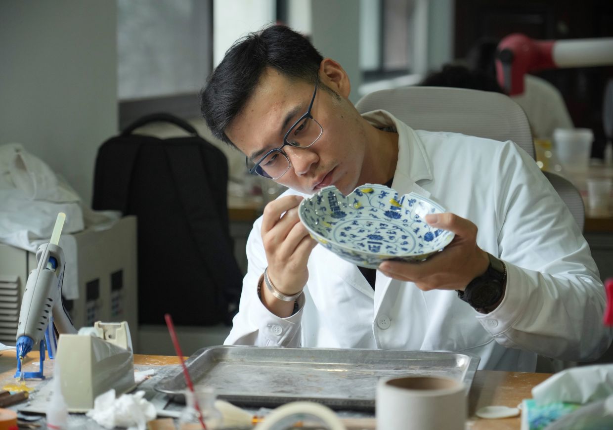 中国的瓷都承载着数百年的文化遗产，并将其传承给新一代。