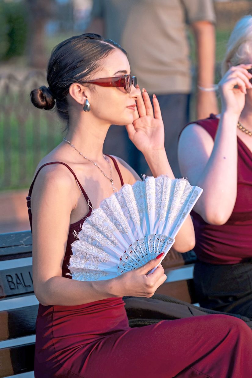 Historians believe the folding fan reached Europe through Portuguese maritime trade with Asia in the 15th and 16th centuries. – Photos: Pexels