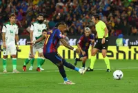 Soccer-Flick sets record as Barcelona breeze past Racing with Raphinha hat-trick