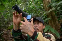 Indonesia cash-for-photos scheme turns animal hunters into protectors