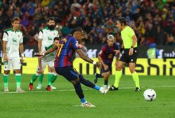 Soccer-Flick sets record as Barcelona breeze past Racing with Raphinha hat-trick
