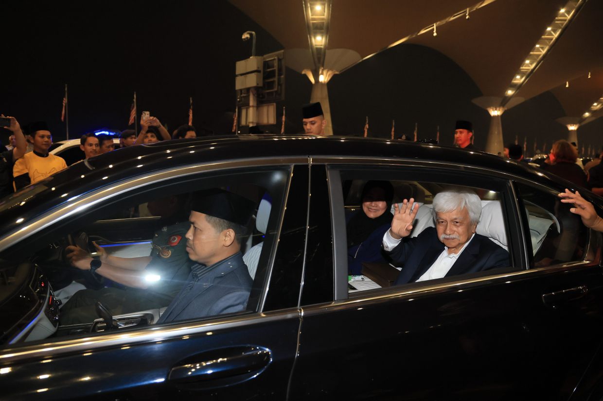 Tuanku Muhriz returns home as legitimate Ruler