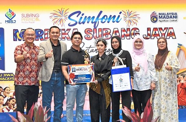 (From left) Chia, Mohd Zulkurnain with Fadzlon (second from right) and Aldela Puspa (right) presenting prizes to the champions in the secondary school category.