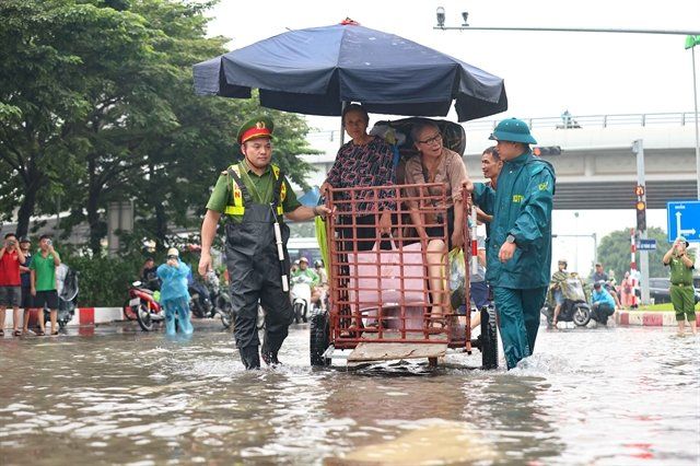 While the rains have subsided in Sept 17 afternoon, several parts of Tay Mo Ward of Hanoi remained flooded, causing difficulties for the local residents. - Photo: VNA/VNS