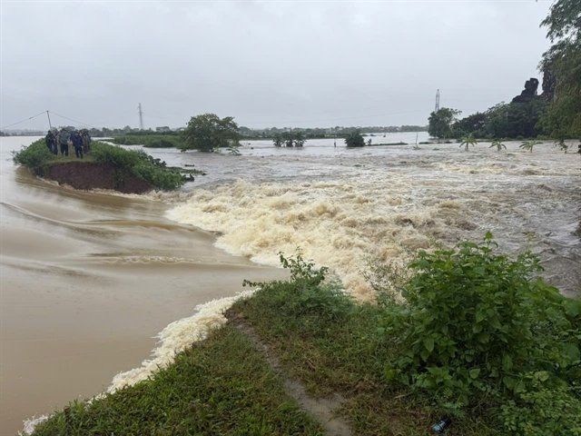 A section of the dyke for Hoat River in Thanh Hoa Province was compromised. - Photo: VNA/VNS