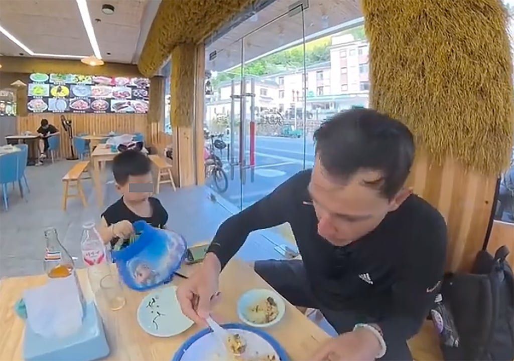 A Chinese netizen praised Saitie’s kindness for dining just to please a young boy and letting him play nearby. - Photo: Jiupai News