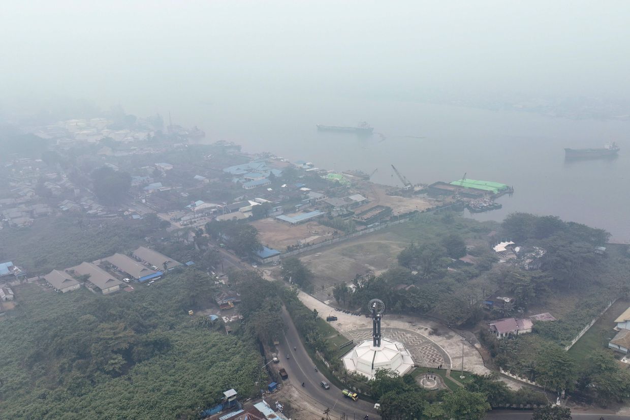 This aerial picture shows smoke shrouding the Equator Monument and the city of Pontianak in West Kalimantan on Sept 17, 2026. Toxic haze has shrouded parts of Indonesia, Malaysia and Singapore for weeks as Jakarta struggles to contain fires that have scorched large tracts of Borneo and Sumatra, with the smoke drifting across the region. - Photo: AFP