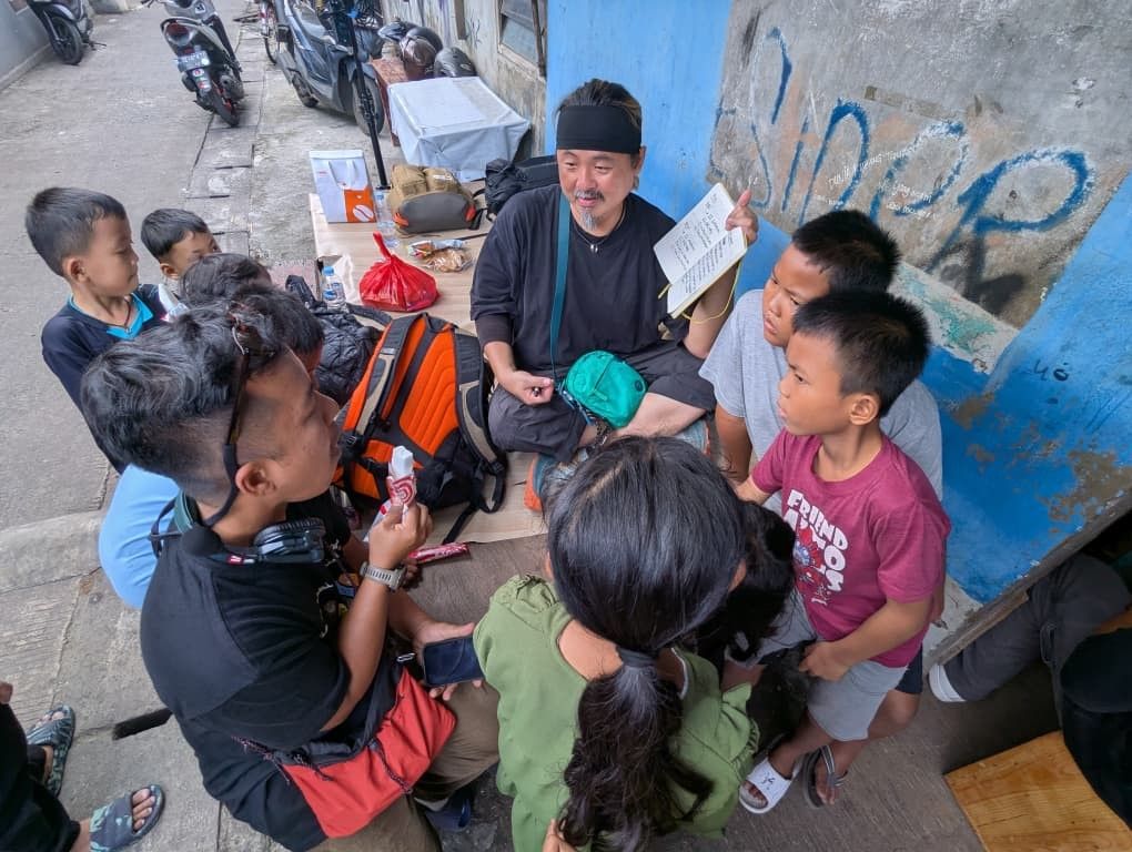 For Chua (middle with green bag), the ultimate purpose of the films is not advocacy through statistics, but humanisation through honest, respectful observation.