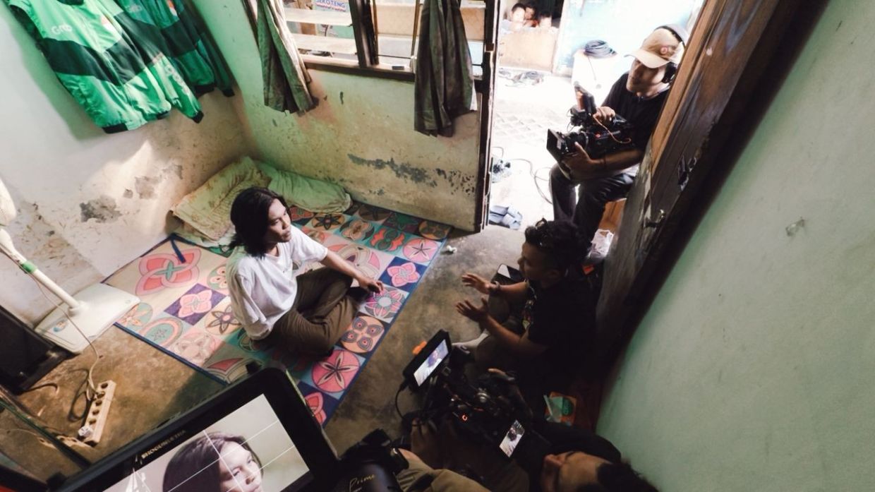 Eko adapts to life after losing his right hand and continues working to support his family without self-pity.