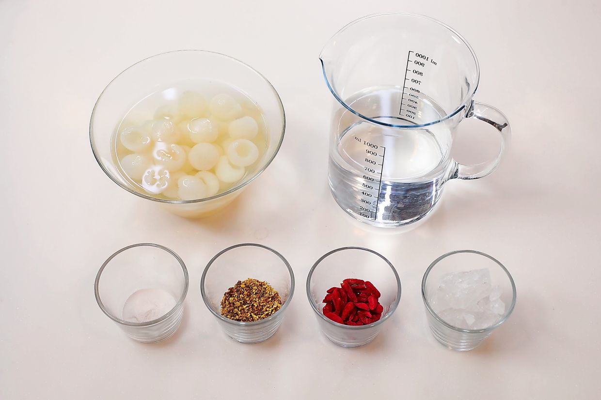 Osmanthus jelly can be made with ‘konnyaku’ powder, or mixed with ‘agar-agar’ to create a firmer jelly with a slight bounce.