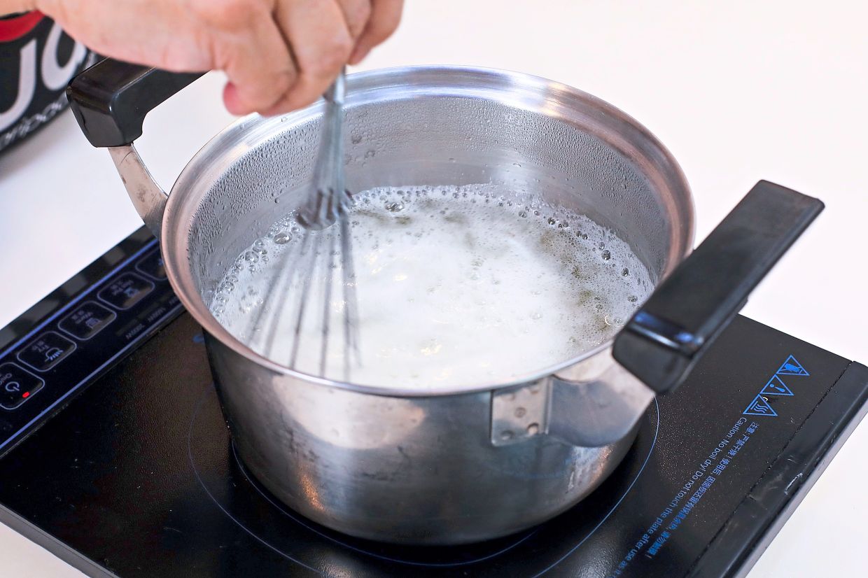 Stir in ‘konnyaku’-syrup mix and bring to a boil to activate the jelly.