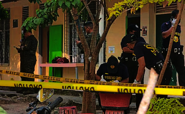 Combing the scene: Police cordoning off the area of the shooting as they conduct investigations. — The Philippine Inquirer/ANN