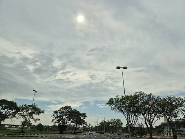 上午9点,随着空气质量的变化,雾霾在文莱各地区转移。