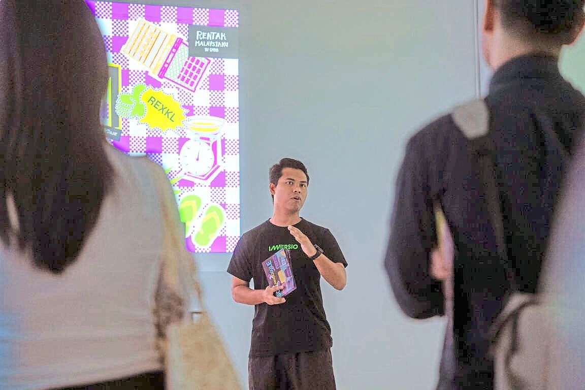 Shakir (middle) says that the ‘Pasar’ theme reflects South-East Asia’s shared affinity for marketplaces, providing a space to exchange regional experiences through art. Photo: Filamen