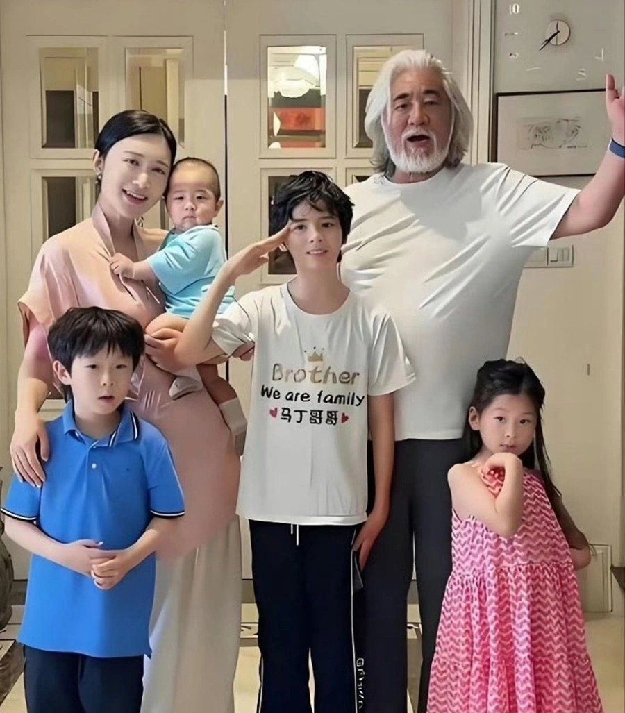 Director Zhang Jizhong's family. -- Photo from Red Note / VnExpress