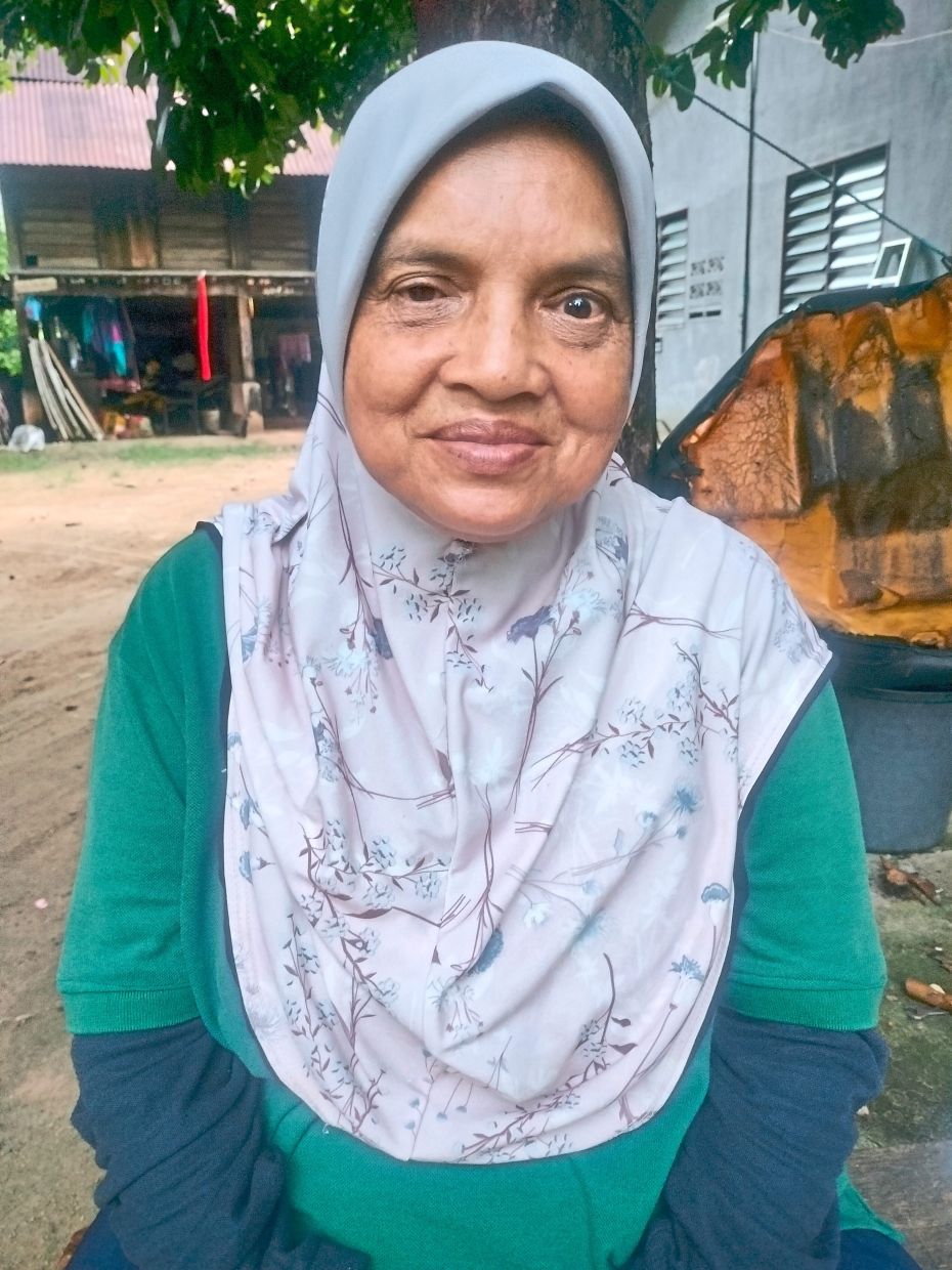 Azizah supplies ulam, including pucuk janggus, ulam raja and daun selom.