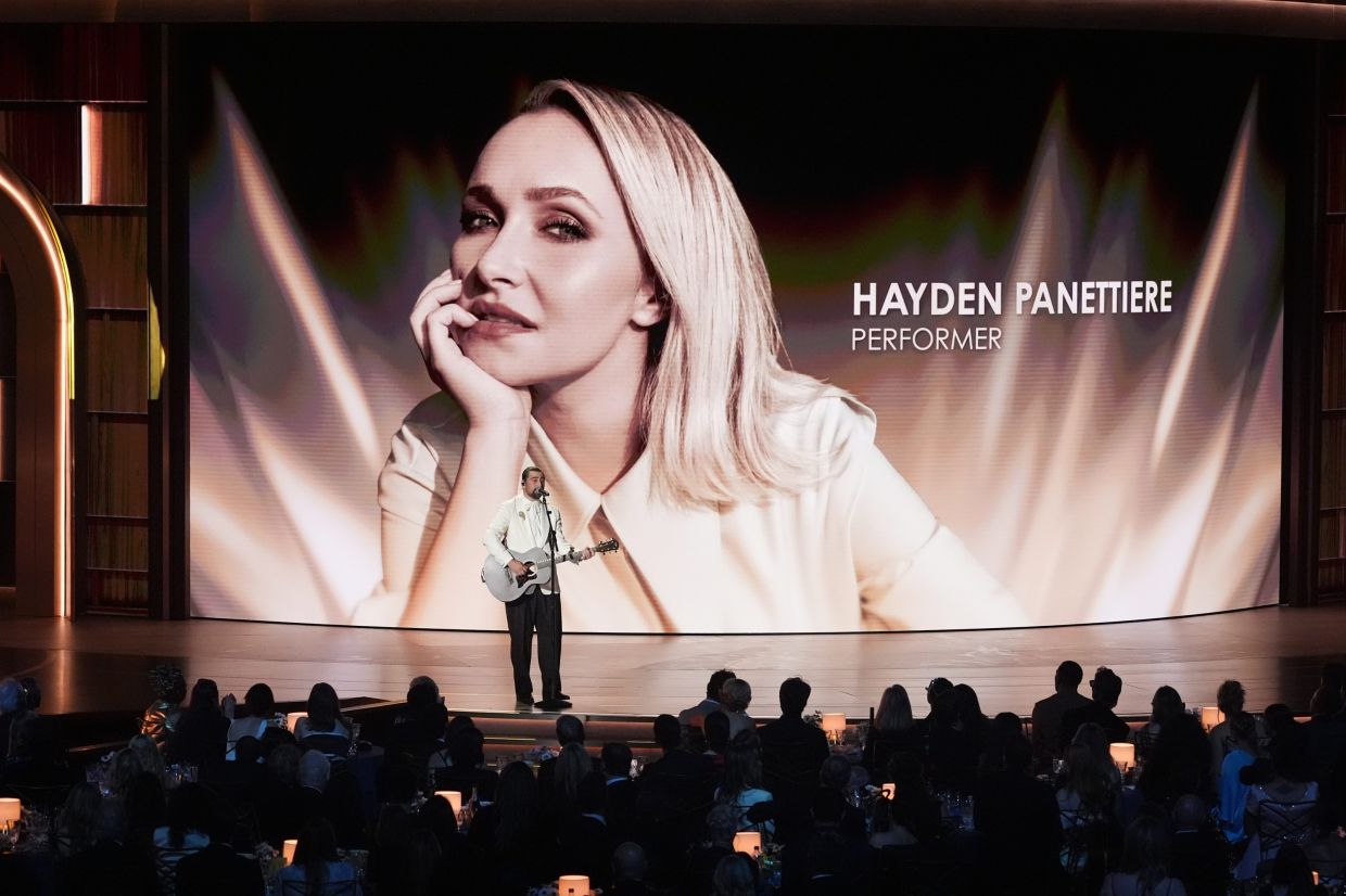 An image of Hayden Panettiere is shown while Noah Kahan performs 'Bridge Over Troubled Water' at the 78th Emmy Awards on Sept 14, 2026. Photo: AP